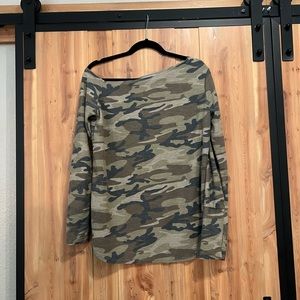 Blakeley off shoulder camo long sleeve top with thumbholes S/M